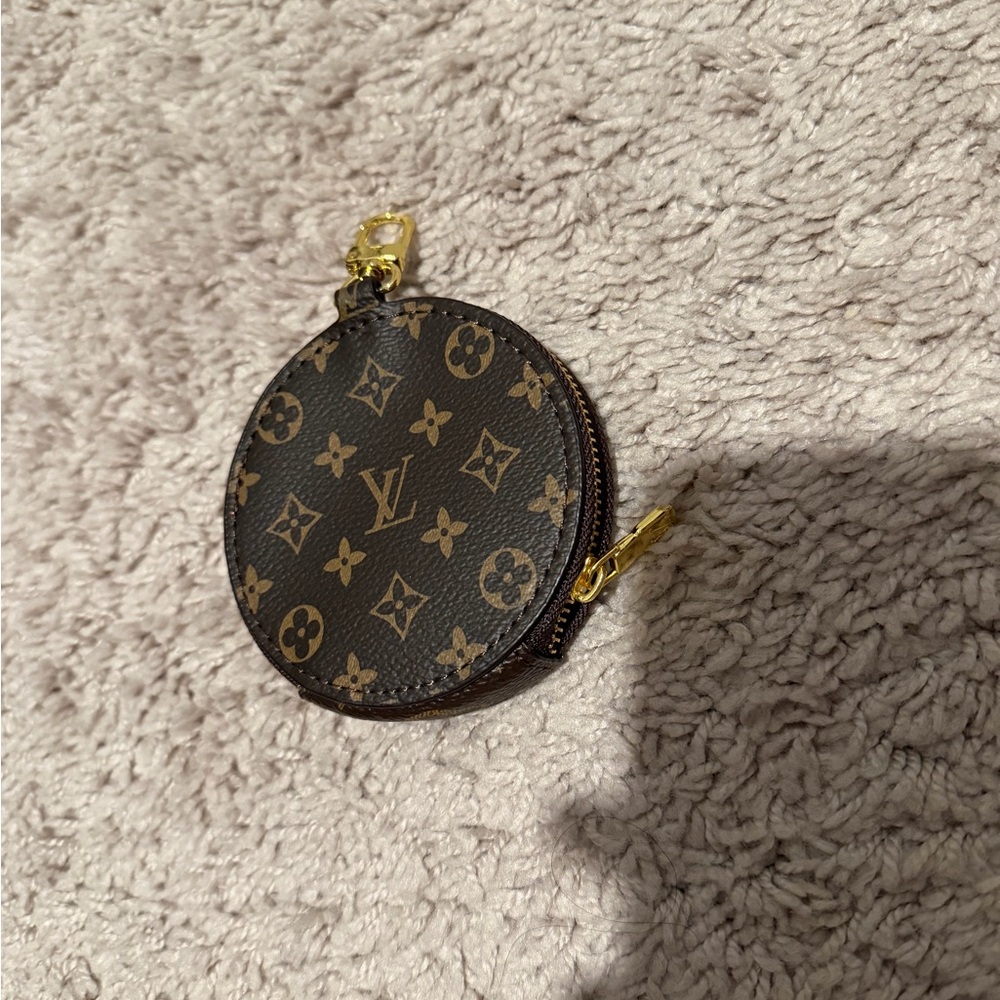 Louis Vuitton Monogram Round Coin Pouch with Gold Hardware - Picture 2 of 3